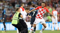 Chung kết World Cup bị gián đoạn bởi Fan cuồng quá khích