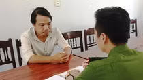Tên cướp cầm súng bị Giám đốc quỹ tín dụng quật ngã 