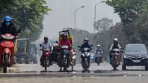 Miền Bắc ngày nắng nóng, chiều tối mưa giông