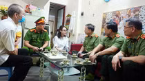 Bộ trưởng Tô Lâm thăm, tặng quà gia đình liệt sỹ Phạm Công Huy