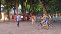 Người dân Hà Nội vẫn ra đường tập thể dục bất chấp lệnh cấm