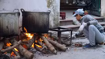 Người Hà Nội nổi lửa luộc bánh chưng ngày giáp Tết