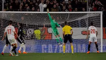 Mourinho, lửa đã cháy đến chân tường