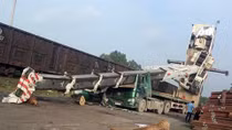 "Ăn hàng" quá nặng, xe cẩu "lơ lửng" trên không