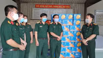 Trao tặng quà hỗ trợ các khu cách ly trên địa bàn Quân khu 7