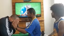 Cảm động người vừa khiếm thính vừa khiếm thị lần đầu xem World Cup