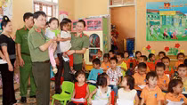 Món quà của bé Tuệ Minh đã được trao tận tay các bạn học sinh vùng lũ Sơn La
