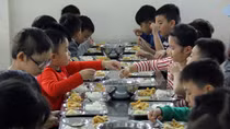 Yêu cầu các trường học không loại bỏ thịt lợn khỏi thực đơn