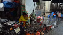 Chiều 30 Tết, dịch vụ thịt gà bỗng ế ẩm