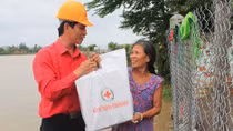 Trao quà cứu trợ cho người dân vùng tâm lũ ở Bình Định
