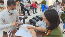 Người dân vui mừng khi được cấp thẻ CCCD gắn chíp điện tử