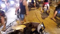 Xe điên cuốn xe máy nát bươm như bị nổ bom trên đường phố Hà Nội