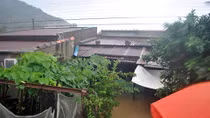 Mưa lũ cô lập hàng ngàn hộ dân ở Bình Định