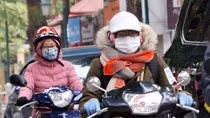 Người Hà Nội co ro trong ngày đi làm đầu năm mới