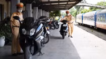CSGT bắt giữ 2 siêu mô tô không nguồn gốc trên tàu hỏa