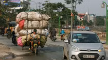 Xe cồng kềnh trên phố: Sự cảm thông hay dung túng vi phạm?