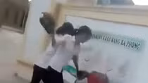 Góp ý mẫu áo mới, nữ sinh bị bạn đánh hội đồng