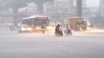 Bắc bộ có mưa giông, nắng nóng trên 38 độ C thiêu đốt miền Trung