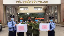 Công an Lạng Sơn tặng khẩu trang cho Công an Quảng Tây, Trung Quốc