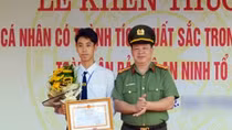 Khen thưởng học sinh dũng cảm bắt cướp