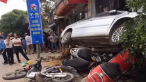 Vios mất lái, hạ gục nhiều xe máy và cây xanh