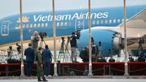 Phóng viên túc trực tại sân bay Nội Bài chờ đón Tổng thống Trump