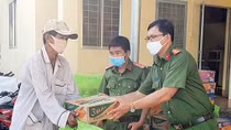 Công an xã quyên góp nhu yếu phẩm và may khẩu trang cho người nghèo 