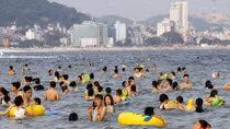Sôi động bãi tắm Hạ Long