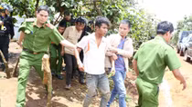 Cả nhà cùng chống người thi hành công vụ