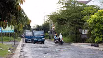 Xe ô tô “né” trạm thu phí “cày” nát đường nông thôn