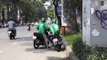  “Cuộc chiến” giữa tài xế xe ôm truyền thống với lái xe công nghệ