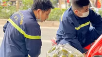 Thanh niên Công an quận Ba Đình giúp bà con Nghĩa Yên tiêu thụ quýt