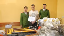 Bắt ma túy "khui" ra cả đống vũ khí nóng