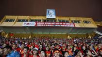Cổ động viên Hà Nội đội mưa cỗ vũ Olympic Việt Nam