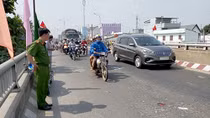 Một người nhập viện sau va chạm liên hoàn trên cầu Tân Hương