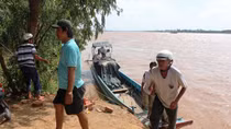 Người dân bất lực nhìn sóng lớn cuốn trôi 2 thuyền viên sà lan