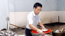 Chàng trai Thành Nam phục vụ phở Hà Nội tại Trường Sa
