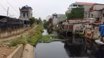 Dân dùng nước bẩn vẫn phải trả tiền!?