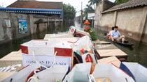 Công an chèo thuyền mang quà tặng người dân vùng nước ngập