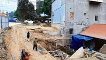 Nhà biến thành hầm sâu sau khi đường Việt Bắc nâng cấp