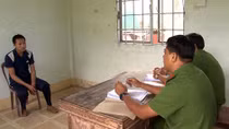 Tên cướp vào tiệm vàng giả làm chú rể bảnh bao đi mua nhẫn cưới