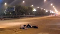 Truy tìm xe tải làm rơi vãi đất cát trên cầu Nhật Tân