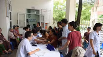 Người dân Hạ Đình kéo nhau đi khám sức khỏe sau vụ cháy kho Rạng Đông