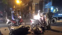 Ma men điều khiển xe lao vun vút vào đường ngược chiều, cán nát nhiều xe máy