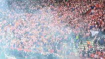 CĐV Croatia ném pháo sáng, trận đấu suýt bị hủy