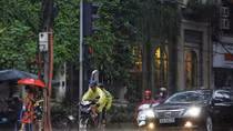 "Cơn mưa vàng" giải nhiệt Hà Nội sau đợt cao điểm nắng nóng