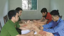 Nghẹt thở giây phút giải cứu 2 cháu nhỏ bị kẻ buôn ma túy bắt làm con tin
