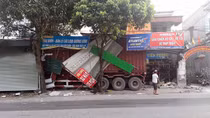 Container mất lái đâm sập 3 nhà dân ven đường