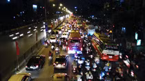 Lỉnh kỉnh đồ đạc trên vai, người dân trở về Hà Nội giữa đêm tối