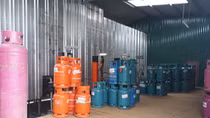 Quây tôn trên bãi đất trống san chiết gas trái phép quy mô lớn